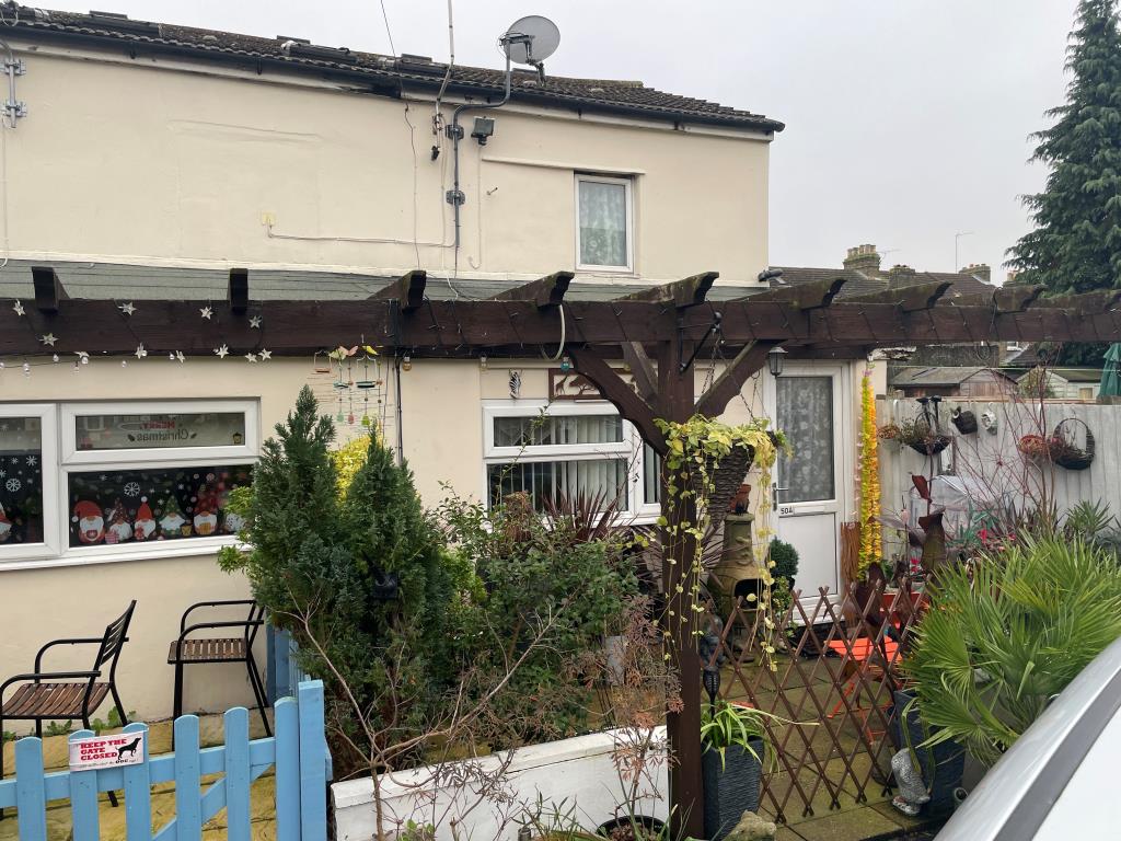 Lot: 58 - FREEHOLD ONE-BEDROOM HOUSE FOR INVESTMENT - 